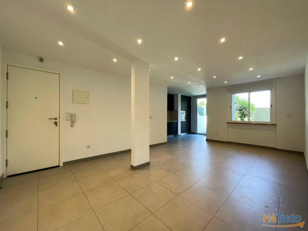 T2 remodelado com jardim de 93m a 10 minutos a p do comboio