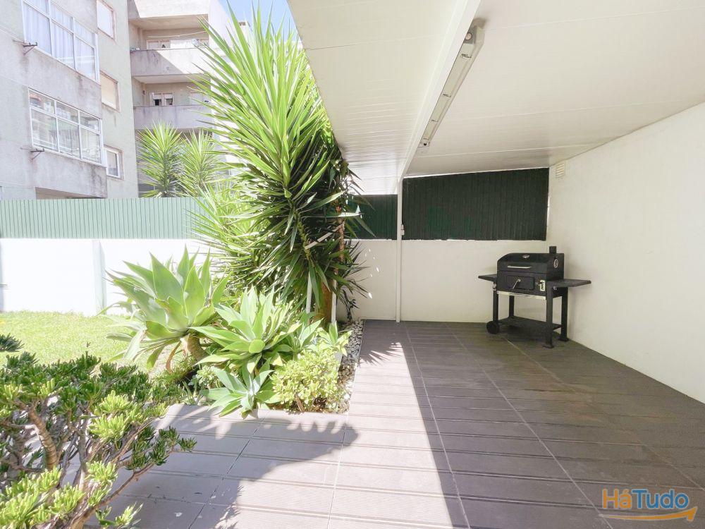 T2 remodelado com jardim de 93m a 10 minutos a p do comboio