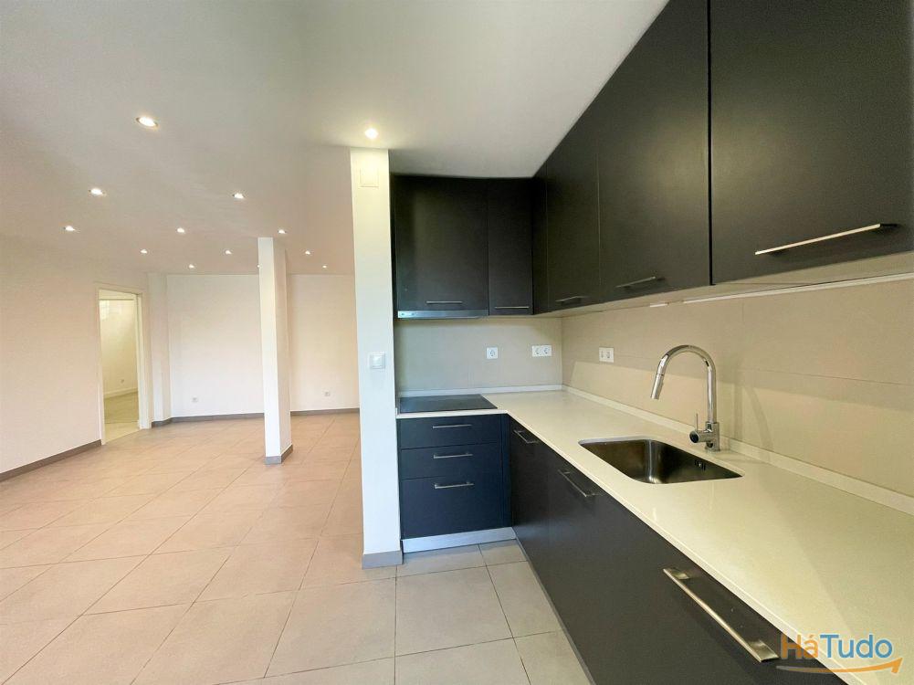 T2 remodelado com jardim de 93m a 10 minutos a p do comboio