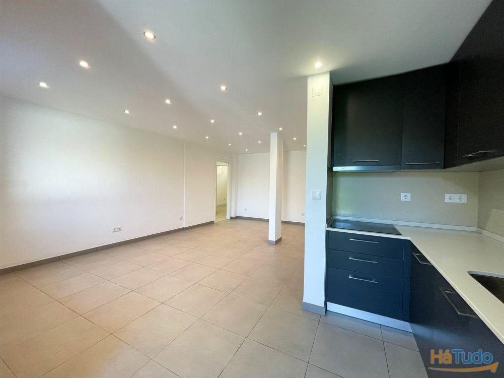 T2 remodelado com jardim de 93m a 10 minutos a p do comboio