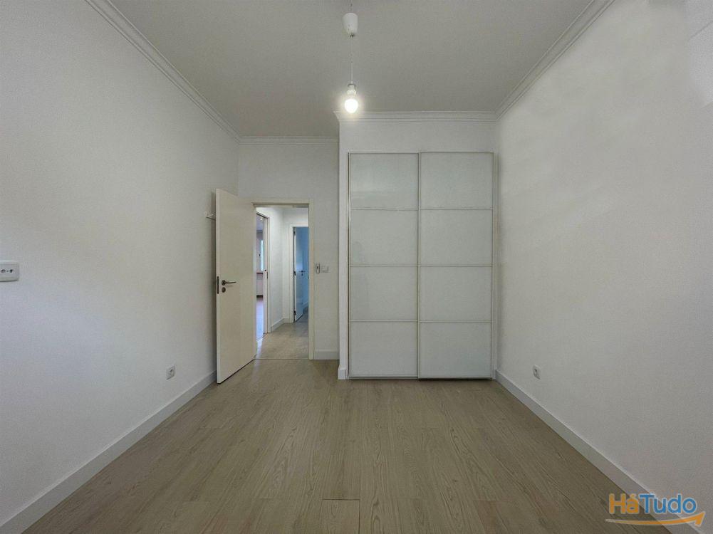 T2 remodelado com jardim de 93m a 10 minutos a p do comboio