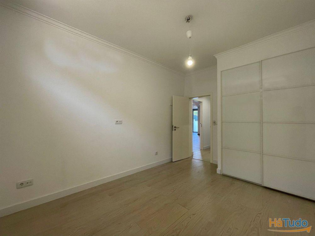 T2 remodelado com jardim de 93m a 10 minutos a p do comboio