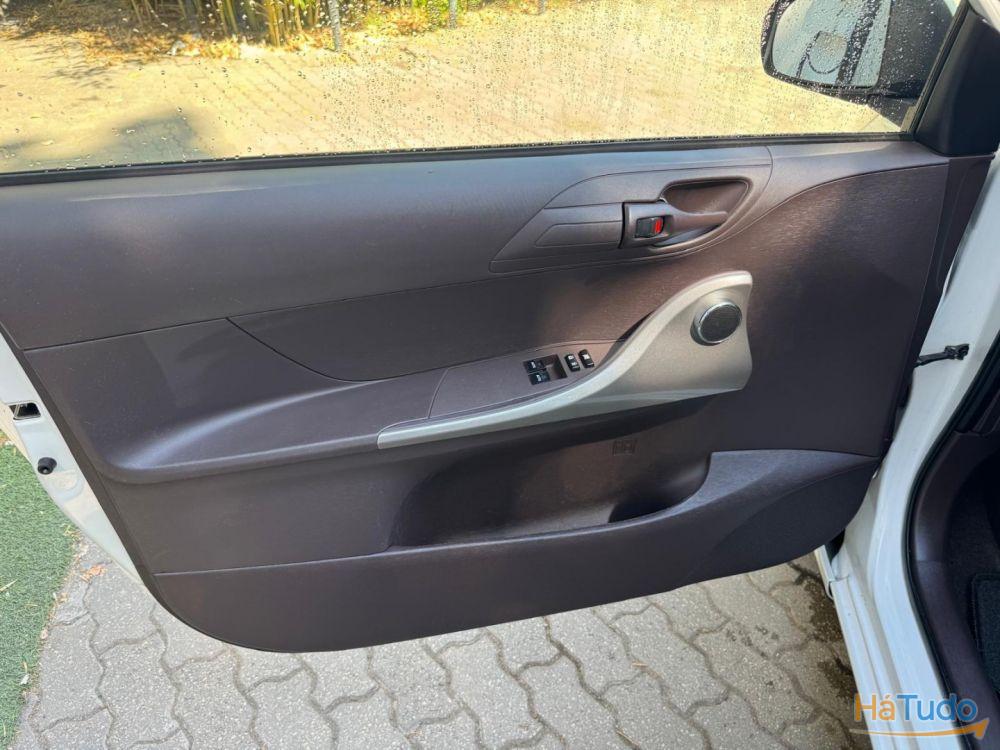 Toyota iQ 1.0 VVT-i Toyota iQ 1.0 VVT-i