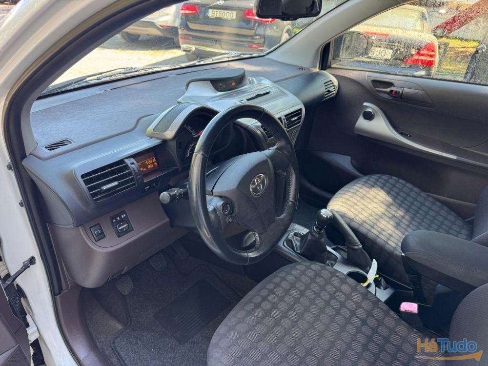 Toyota iQ 1.0 VVT-i Toyota iQ 1.0 VVT-i