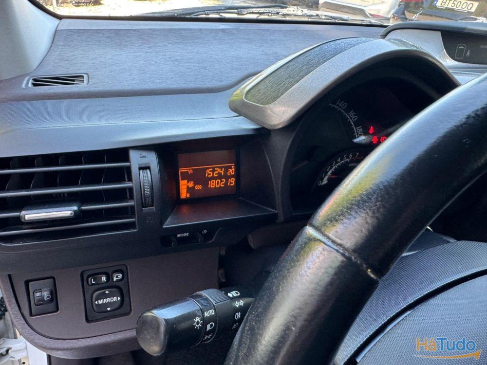 Toyota iQ 1.0 VVT-i Toyota iQ 1.0 VVT-i