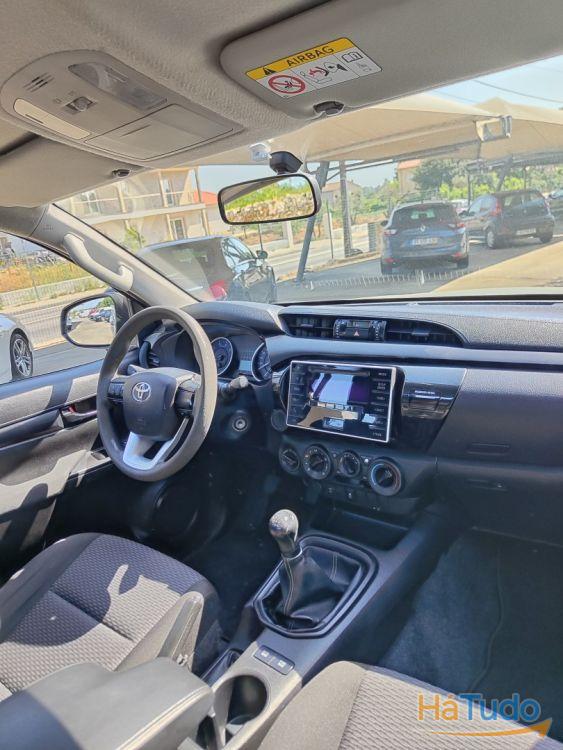 Toyota Hilux 2.4 D-4D 4WD CD CM Toyota Hilux 2.4 D-4D 4WD CD CM