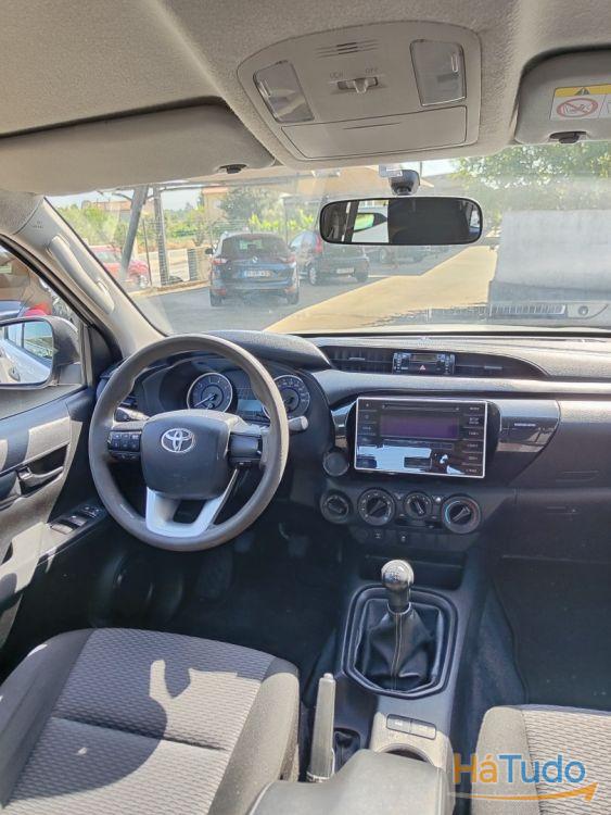 Toyota Hilux 2.4 D-4D 4WD CD CM Toyota Hilux 2.4 D-4D 4WD CD CM