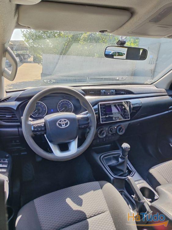 Toyota Hilux 2.4 D-4D 4WD CD CM Toyota Hilux 2.4 D-4D 4WD CD CM