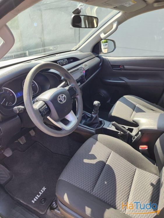 Toyota Hilux 2.4 D-4D 4WD CD CM Toyota Hilux 2.4 D-4D 4WD CD CM