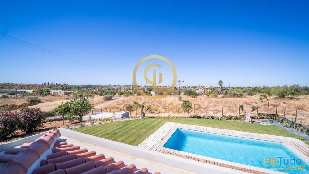 Luxuosa Moradia t4 com piscina e jardim Quarteira Luxuosa Moradia t4 com piscina e jardim Quarteira