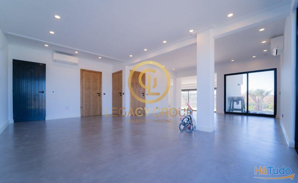 Luxuosa Moradia t4 com piscina e jardim Quarteira Luxuosa Moradia t4 com piscina e jardim Quarteira