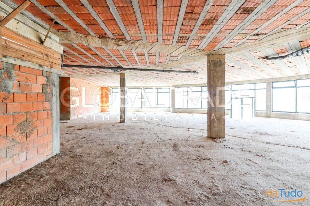 Loja com 331m� ampla e vers�til em Vila Nova de Gaia