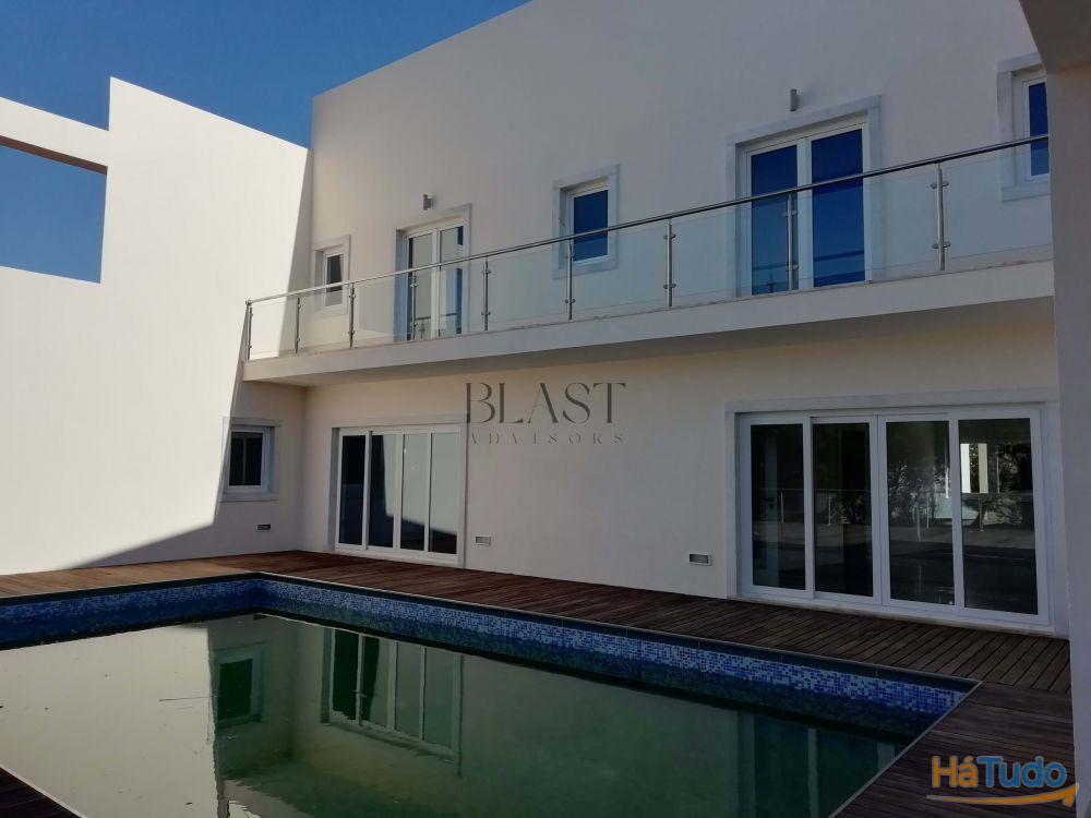 Moradia T4 de luxo à venda no Belas Clube de Campo com vista para o lago Moradia T4 de luxo à venda no Belas Clube de Campo com vista para o lago