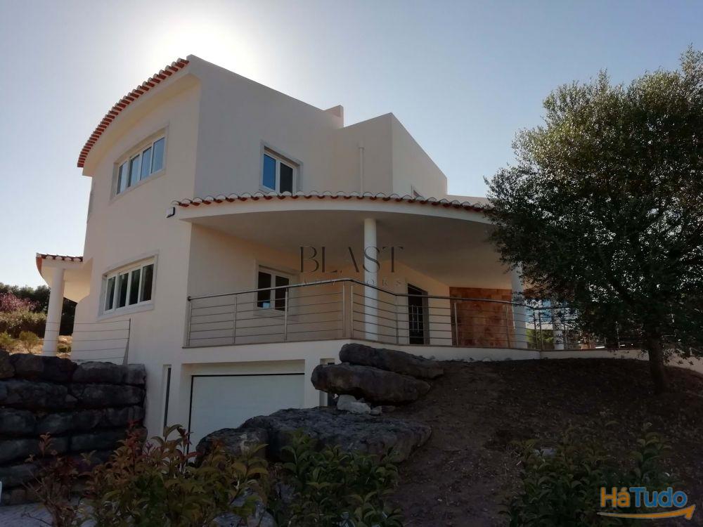 Moradia T4 de luxo à venda no Belas Clube de Campo com vista para o lago Moradia T4 de luxo à venda no Belas Clube de Campo com vista para o lago