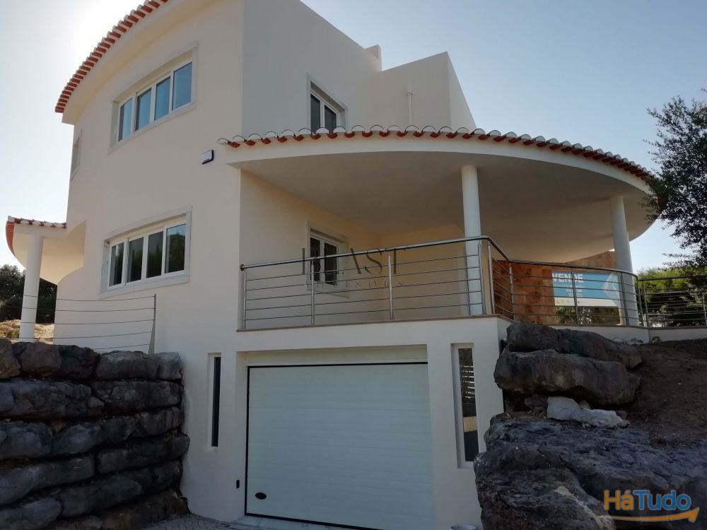 Moradia T4 de luxo à venda no Belas Clube de Campo com vista para o lago Moradia T4 de luxo à venda no Belas Clube de Campo com vista para o lago