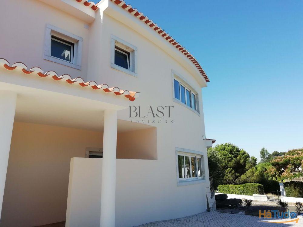 Moradia T4 de luxo à venda no Belas Clube de Campo com vista para o lago Moradia T4 de luxo à venda no Belas Clube de Campo com vista para o lago