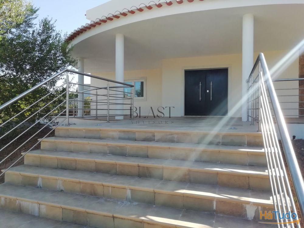 Moradia T4 de luxo à venda no Belas Clube de Campo com vista para o lago Moradia T4 de luxo à venda no Belas Clube de Campo com vista para o lago