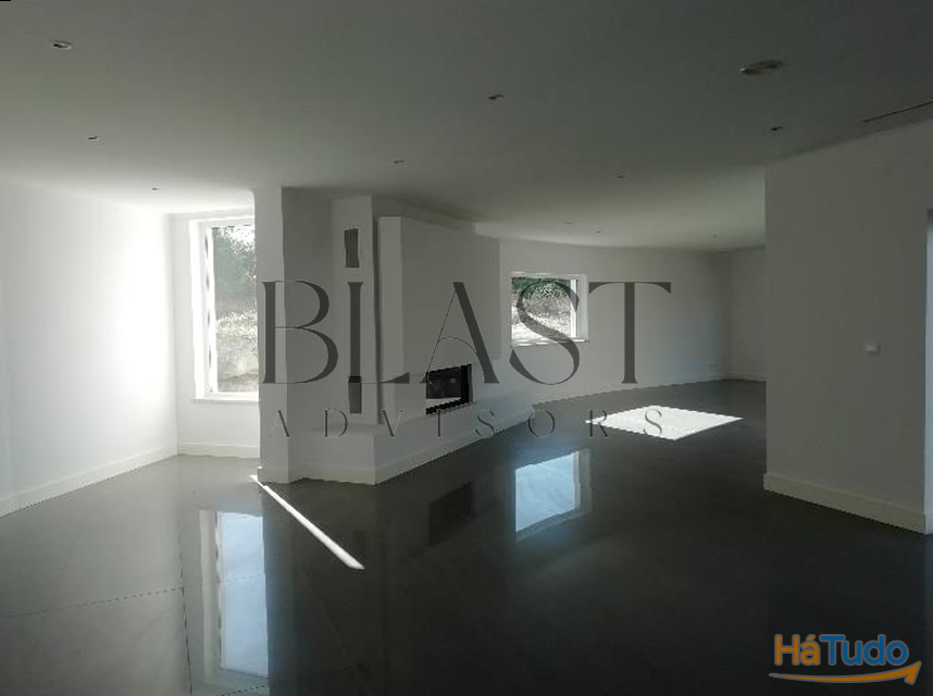 Moradia T4 de luxo à venda no Belas Clube de Campo com vista para o lago Moradia T4 de luxo à venda no Belas Clube de Campo com vista para o lago