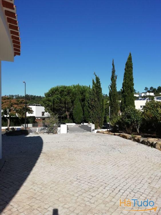 Moradia T4 de luxo à venda no Belas Clube de Campo com vista para o lago Moradia T4 de luxo à venda no Belas Clube de Campo com vista para o lago