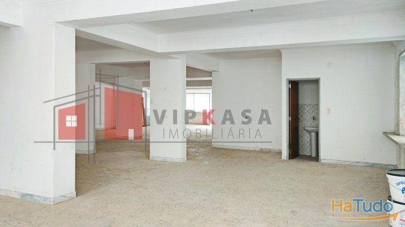 Loja, portão amplo, bons acessos Loja, portão amplo, bons acessos