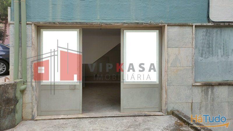 Loja, portão amplo, bons acessos Loja, portão amplo, bons acessos