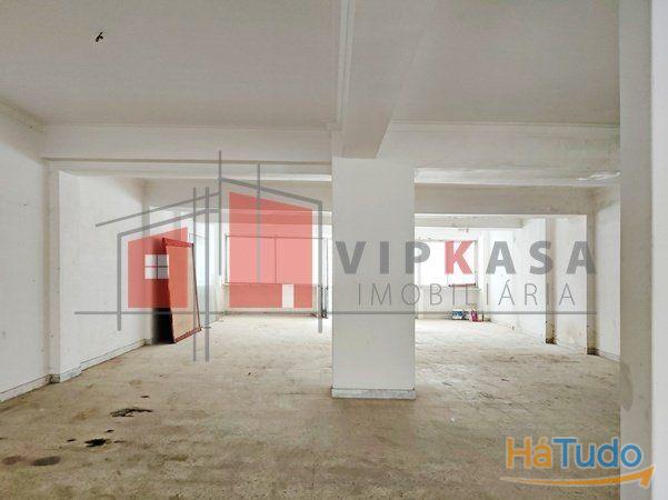 Loja, portão amplo, bons acessos Loja, portão amplo, bons acessos