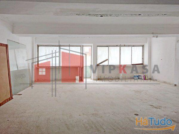 Loja, portão amplo, bons acessos Loja, portão amplo, bons acessos