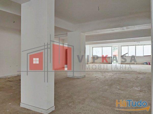 Loja, portão amplo, bons acessos Loja, portão amplo, bons acessos