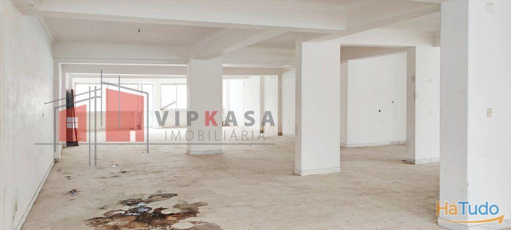 Loja, portão amplo, bons acessos Loja, portão amplo, bons acessos