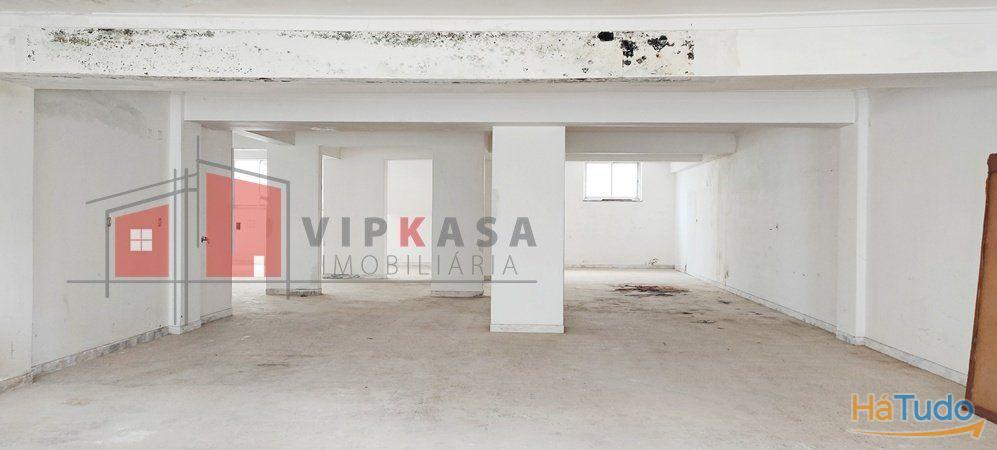 Loja, portão amplo, bons acessos Loja, portão amplo, bons acessos