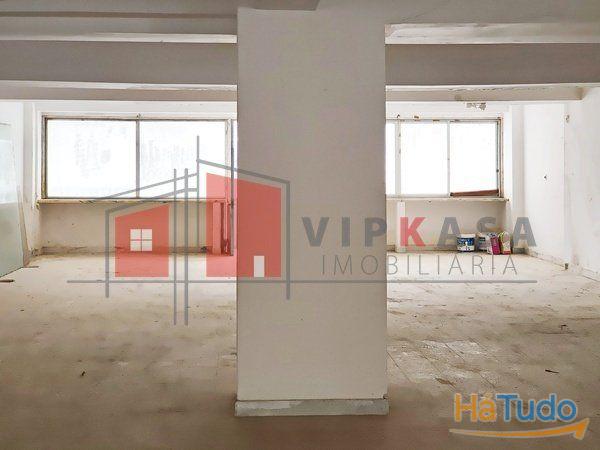 Loja, portão amplo, bons acessos Loja, portão amplo, bons acessos