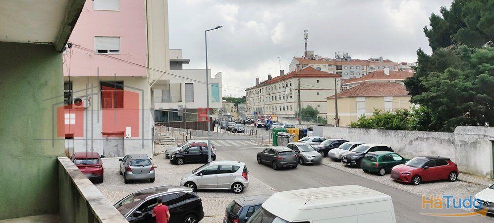 Loja, portão amplo, bons acessos Loja, portão amplo, bons acessos