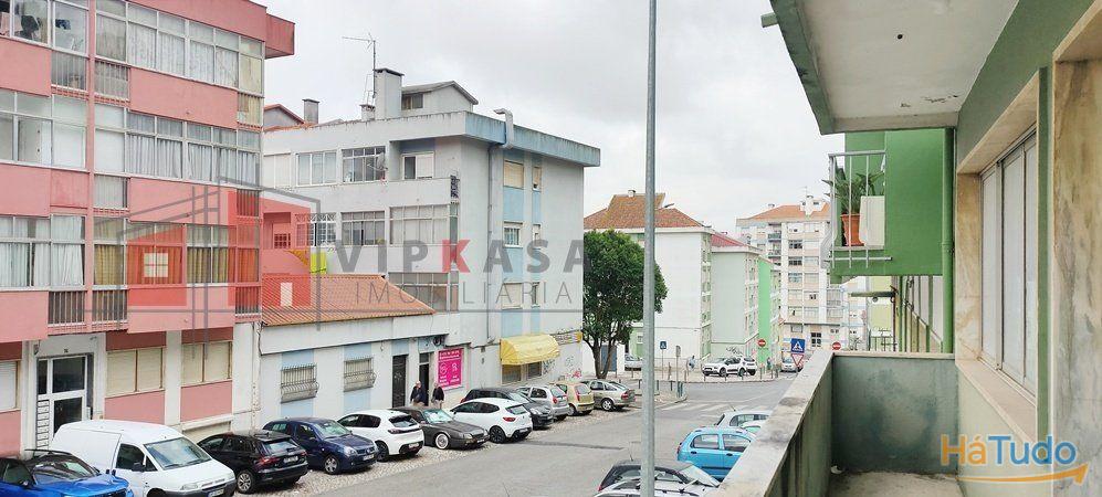 Loja, portão amplo, bons acessos Loja, portão amplo, bons acessos