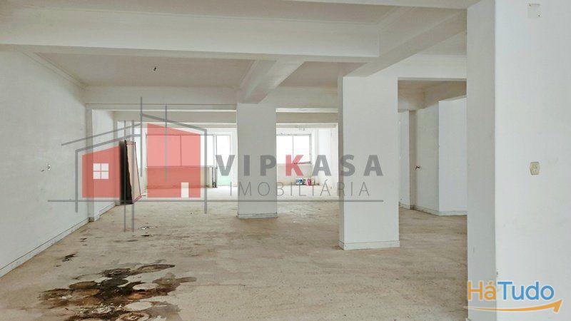 Loja, portão amplo, bons acessos Loja, portão amplo, bons acessos