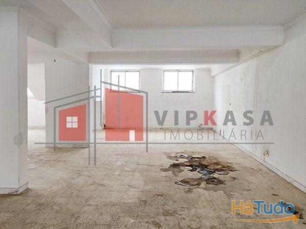 Loja, portão amplo, bons acessos Loja, portão amplo, bons acessos