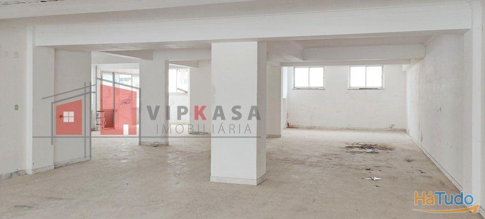 Loja, portão amplo, bons acessos Loja, portão amplo, bons acessos