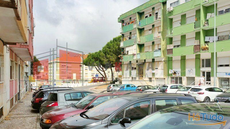 Loja, portão amplo, bons acessos Loja, portão amplo, bons acessos