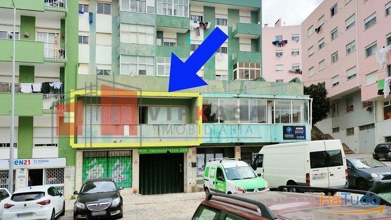 Loja, portão amplo, bons acessos Loja, portão amplo, bons acessos