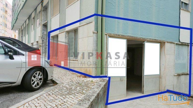 Loja, portão amplo, bons acessos Loja, portão amplo, bons acessos