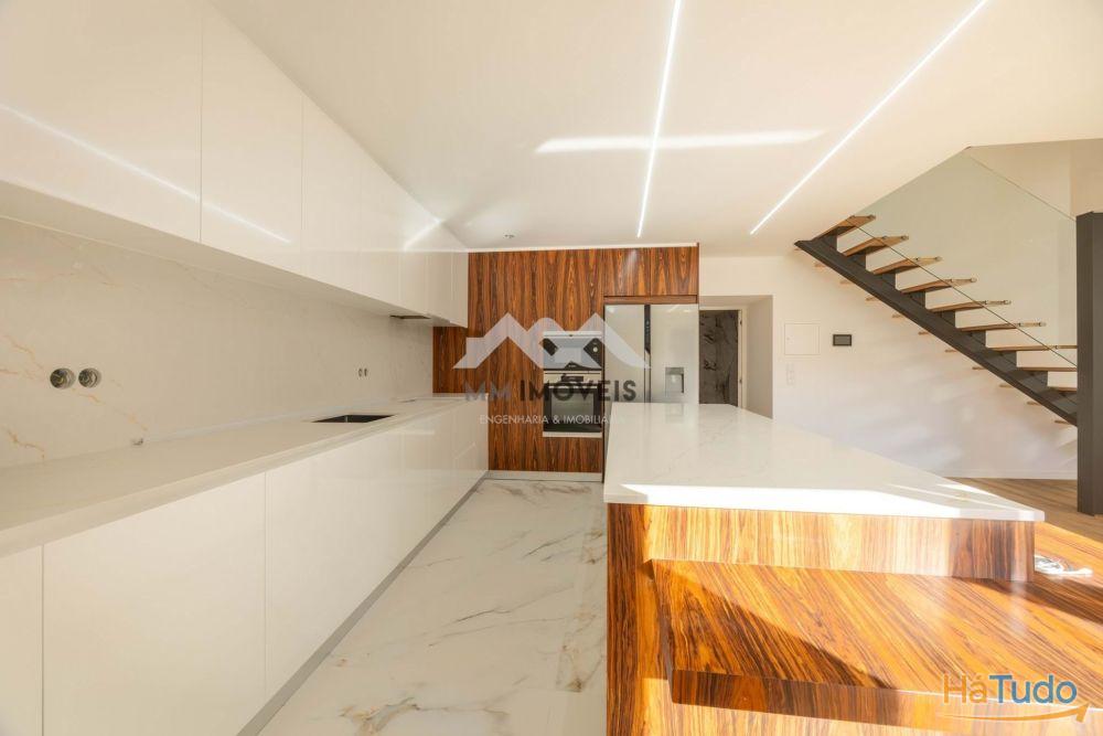 Moradia T4+1 | Renovada | Águas Santas | Terraço | Jardim | 3 Frentes | Pronta Moradia T4+1 | Renovada | Águas Santas | Terraço | Jardim | 3 Frentes | Pronta