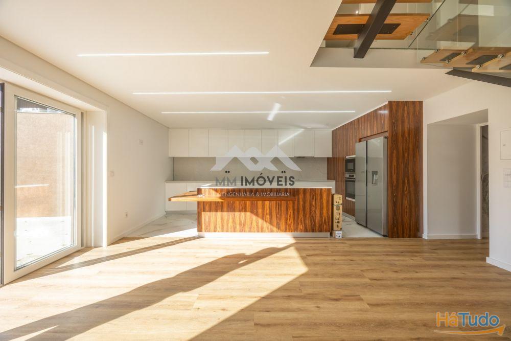 Moradia T4+1 | Renovada | Águas Santas | Terraço | Jardim | 3 Frentes | Pronta Moradia T4+1 | Renovada | Águas Santas | Terraço | Jardim | 3 Frentes | Pronta