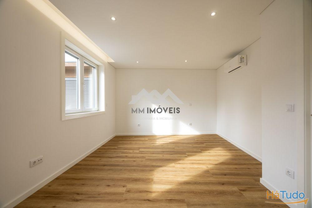 Moradia T4+1 | Renovada | Águas Santas | Terraço | Jardim | 3 Frentes | Pronta Moradia T4+1 | Renovada | Águas Santas | Terraço | Jardim | 3 Frentes | Pronta