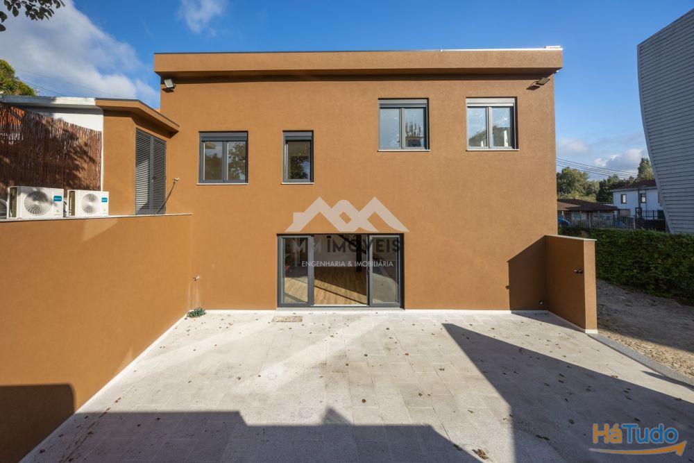 Moradia T4+1 | Renovada | Águas Santas | Terraço | Jardim | 3 Frentes | Pronta Moradia T4+1 | Renovada | Águas Santas | Terraço | Jardim | 3 Frentes | Pronta