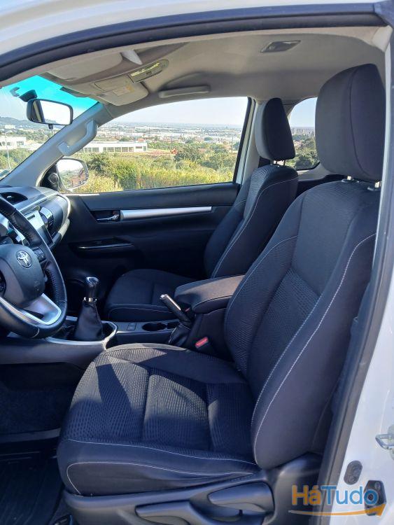 Toyota Hilux 2.4 D-4D 4WD CE 3L CH Toyota Hilux 2.4 D-4D 4WD CE 3L CH