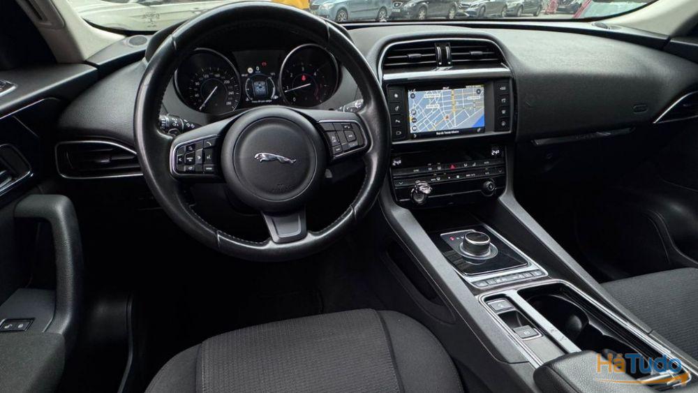 Jaguar F-Pace 2.0 i4D Pure Aut. Jaguar F-Pace 2.0 i4D Pure Aut.
