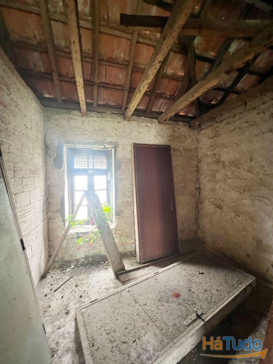 Moradia para recuperar - com terreno Moradia para recuperar - com terreno