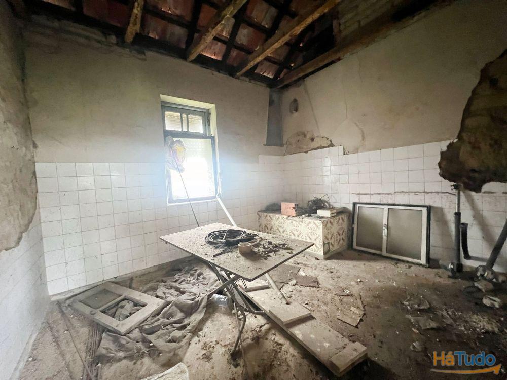 Moradia para recuperar - com terreno Moradia para recuperar - com terreno