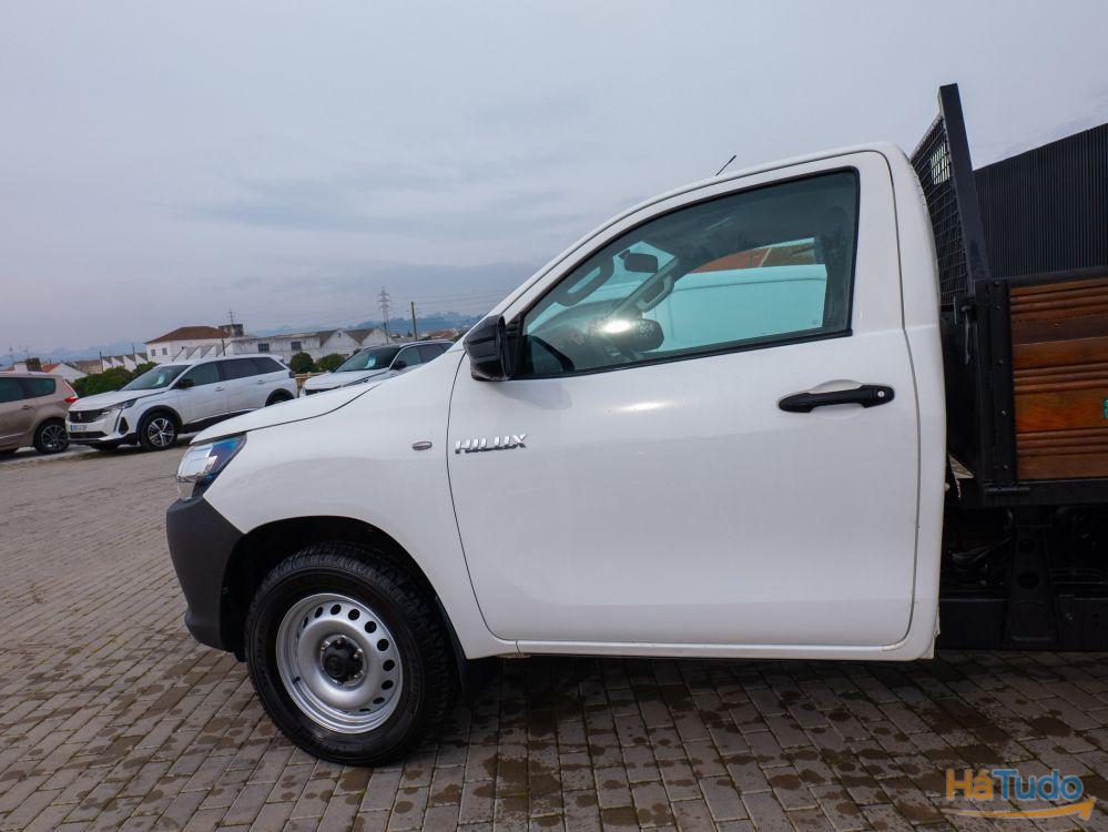 Toyota Hilux 2.4 D-4D 4WD CS CM Toyota Hilux 2.4 D-4D 4WD CS CM