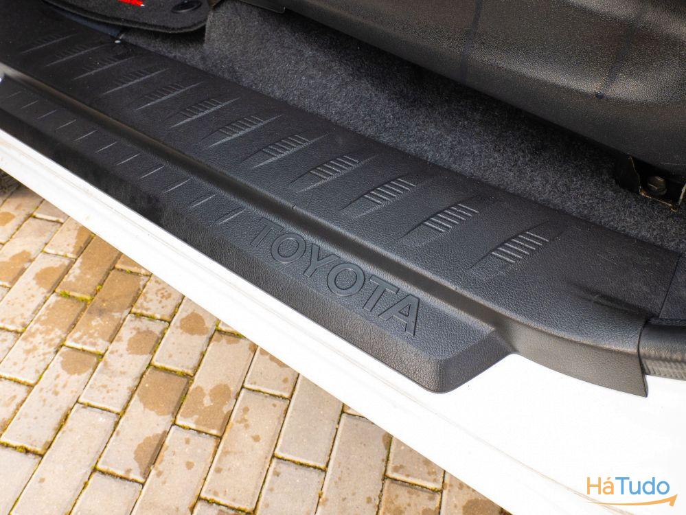 Toyota Hilux 2.4 D-4D 4WD CS CM Toyota Hilux 2.4 D-4D 4WD CS CM