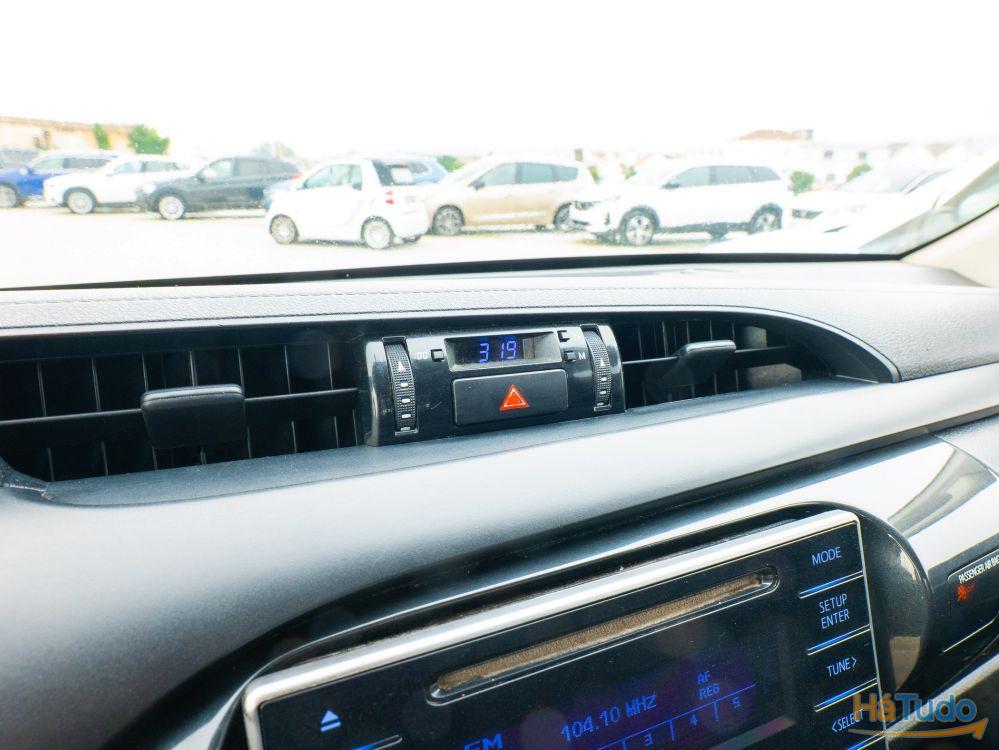 Toyota Hilux 2.4 D-4D 4WD CS CM Toyota Hilux 2.4 D-4D 4WD CS CM